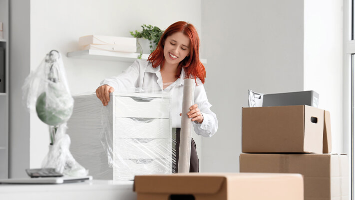 Stretchfolie für Umzug – So schützt du Möbel beim Transport - Stretchfolie für Umzug – Möbel &amp; Kartons sicher verpacken